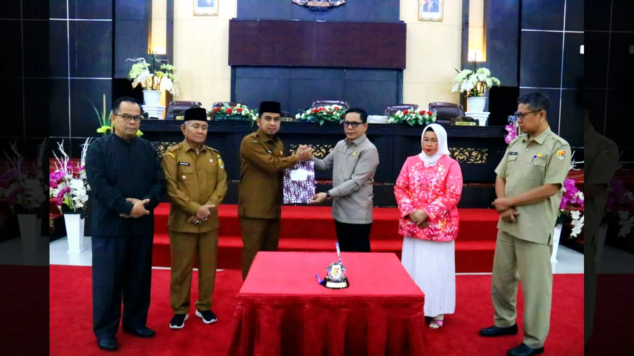 Ketua DPRD Fauzi Rusli serahkan Anggaran Perubahan Kota Solok